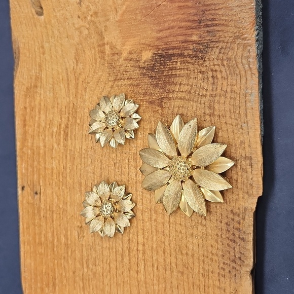 Sarah Coventry Jewelry - Vintage Sarah Coventry Gold Tone Sunflower Brooch Earrings Set